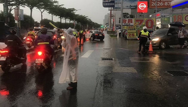 雨炸淡水警冒雨交疏 網友紛留言感謝辛勞