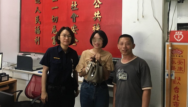 橋上掉包包苦尋不著 萬華警這樣也能找回 | 文章內置圖片