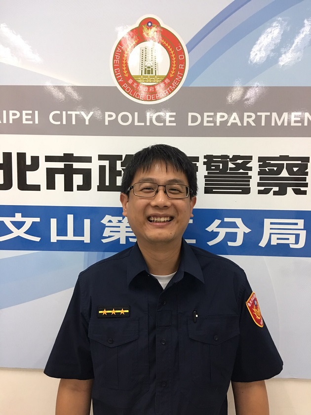 暖警调监视器寻回毕业纪念册 女童抱着珍贵回忆喜极而泣 | 文章内置图片