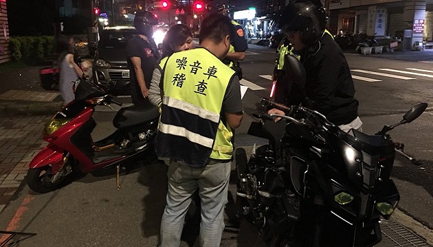 暑假出游不飙车 新店警扩大取缔改装机车