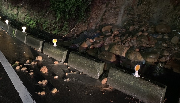 連日豪大雨土石鬆動滑落  林口警冒雨擋道指揮助疏運