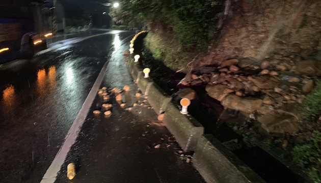 連日豪大雨土石鬆動滑落  林口警冒雨擋道指揮助疏運 | 文章內置圖片