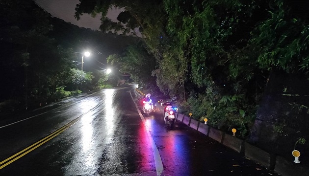 連日豪大雨土石鬆動滑落  林口警冒雨擋道指揮助疏運 | 文章內置圖片