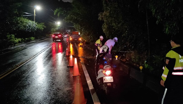 連日豪大雨土石鬆動滑落  林口警冒雨擋道指揮助疏運 | 文章內置圖片