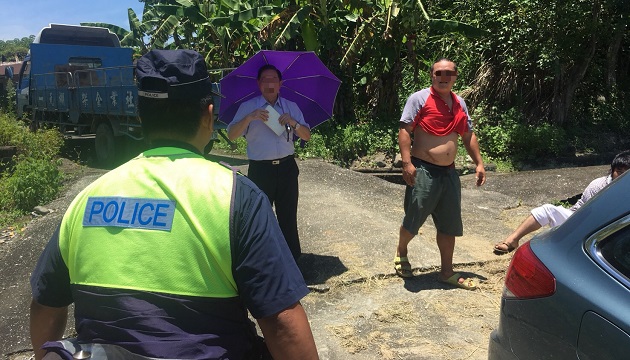 民众驾车不慎滑落农田，玉警即时协助解困境 | 文章内置图片