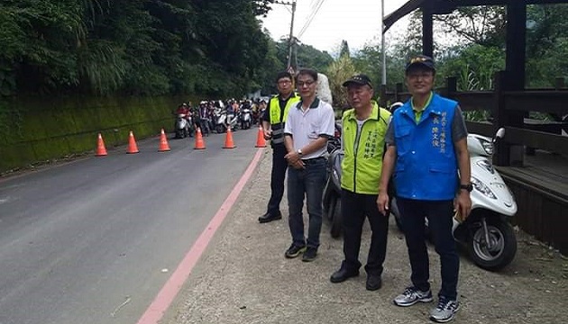 暴雨致坍方堵路 勇警冒雨警戒 | 文章內置圖片