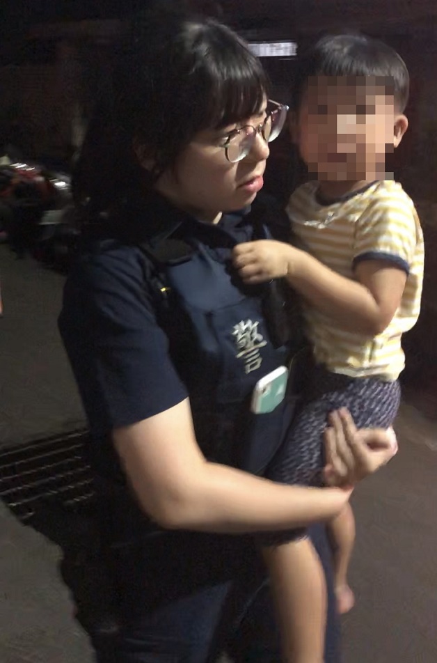 3歲迷失童哭泣在街頭 警挨家挨戶找爹娘 | 文章內置圖片