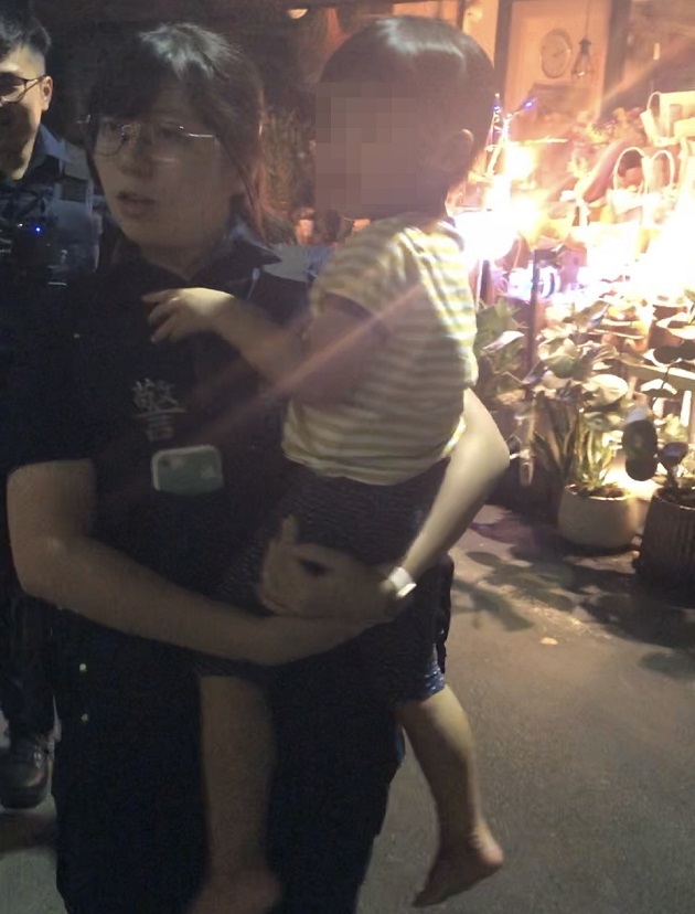 3歲迷失童哭泣在街頭 警挨家挨戶找爹娘 | 文章內置圖片