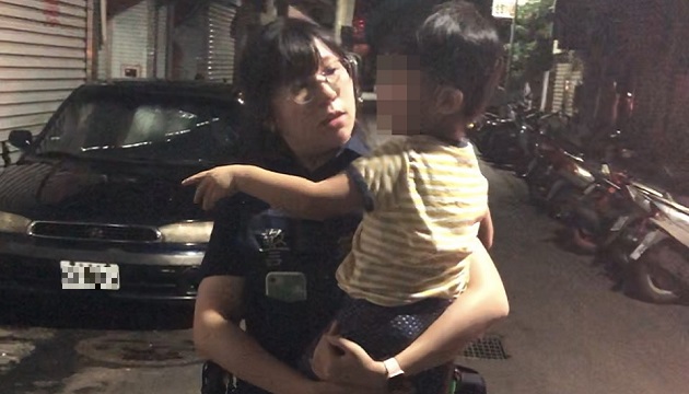 3歲迷失童哭泣在街頭 警挨家挨戶找爹娘