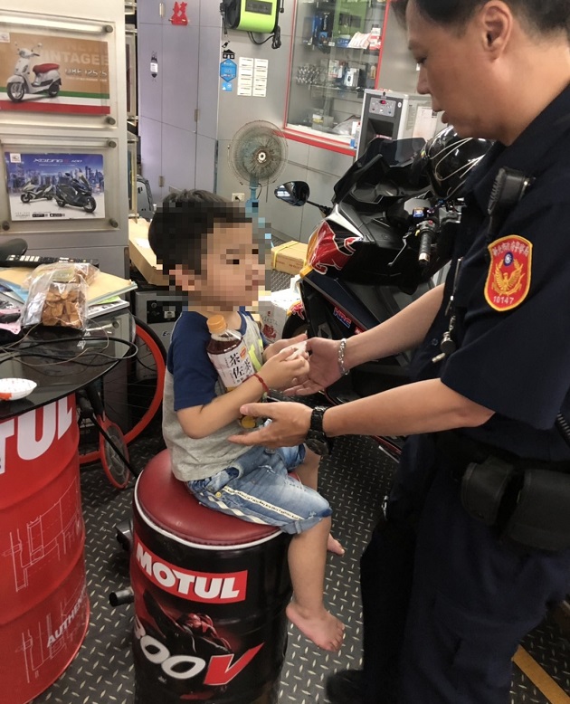 2岁小男童偷熘出门逛大街 芦洲警耐心安抚助返家 | 文章内置图片