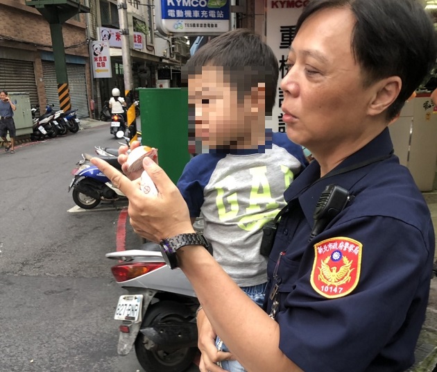 2歲小男童偷溜出門逛大街 蘆洲警耐心安撫助返家 | 文章內置圖片