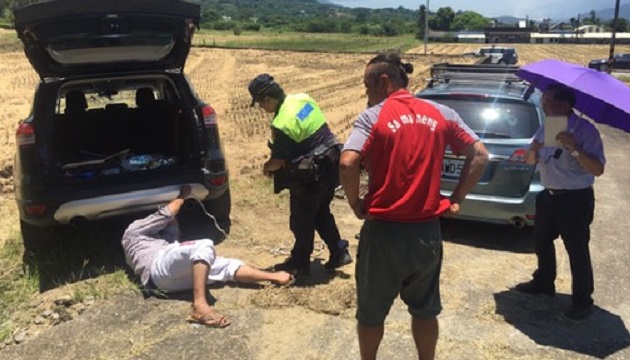 民眾駕車不慎滑落農田，玉警即時協助解困境