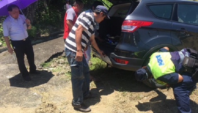 民眾駕車不慎滑落農田，玉警即時協助解困境 | 文章內置圖片