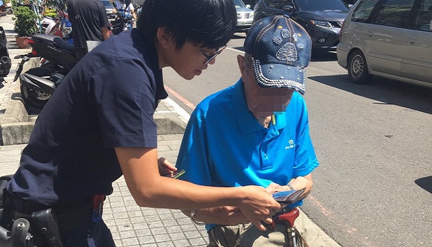 網路巡邏發現迷失翁 警查證身分助返家