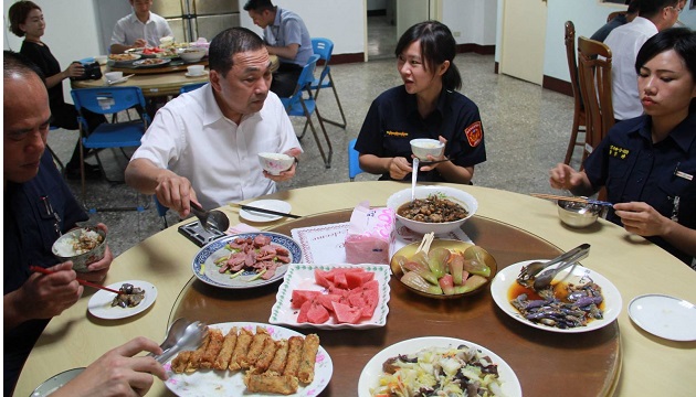 市长慰问淡水员警 共进晚餐关怀勉励同仁 鼓励强势执法