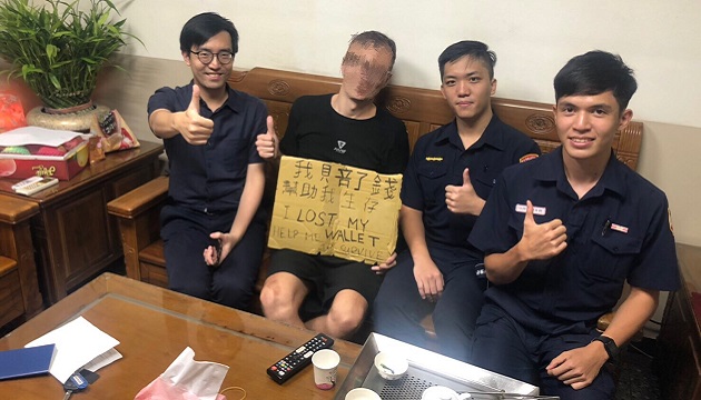 最棒國民外交！來台旅遊丟錢包，樹林警即時救助