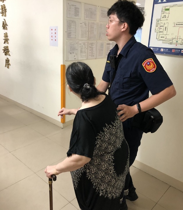 迷失老嫗腳受傷又患糖尿病 警憂身體不適接回派出所照顧 | 文章內置圖片