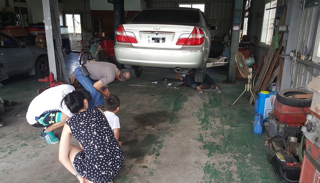 民眾汽車排氣管拖行塑膠袋 玉警即時協助排除解危機