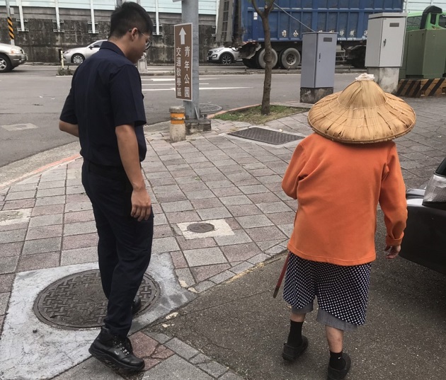  老婦人視力不良苦等紅綠燈  實習警暖心助人初體驗 | 文章內置圖片