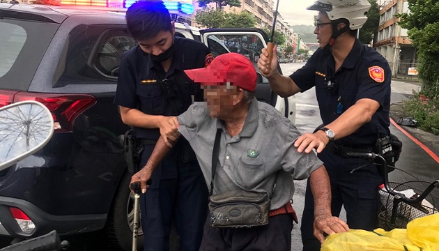 暖心警雨中轻声唿唤 终于说服顽固老翁返家