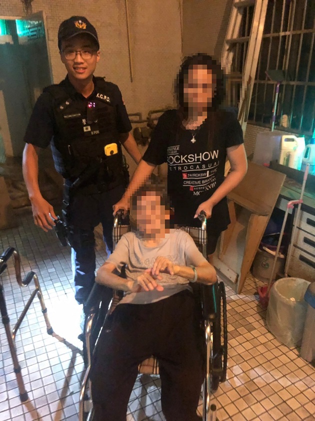 失智老婦半夜雨中逛大街 機智警助返家 | 文章內置圖片