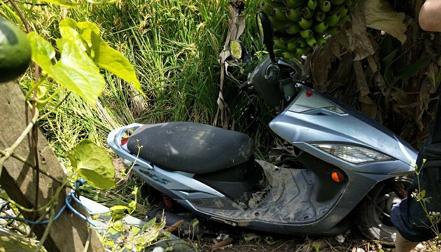 迷途翁騎車騎進田  石牌警解危助返家