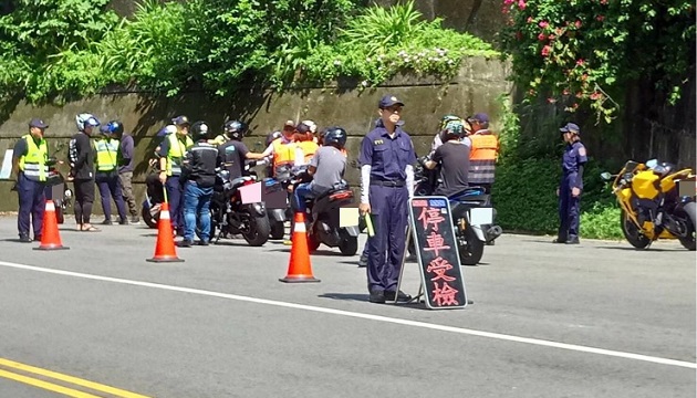 三峡监、警联合稽查台７乙线改装车，守护交通安全安宁环境