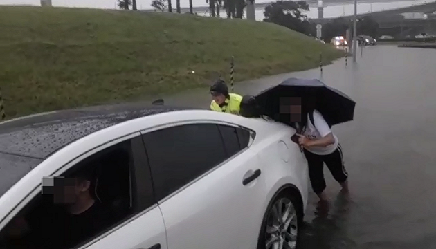 豪大雨釀災民眾車拋錨 蘆洲警熱心協助