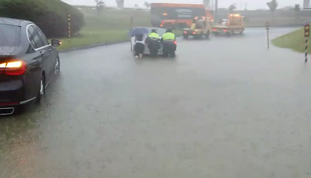 豪大雨釀災民眾車拋錨 蘆洲警熱心協助 | 文章內置圖片