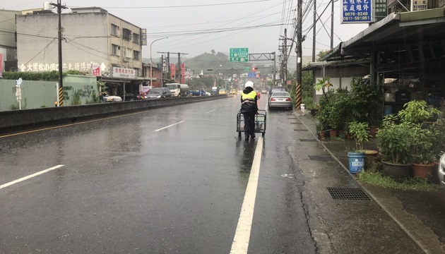 急人之難！峽警冒雨助八旬阿嬤推車安全過路口 | 文章內置圖片