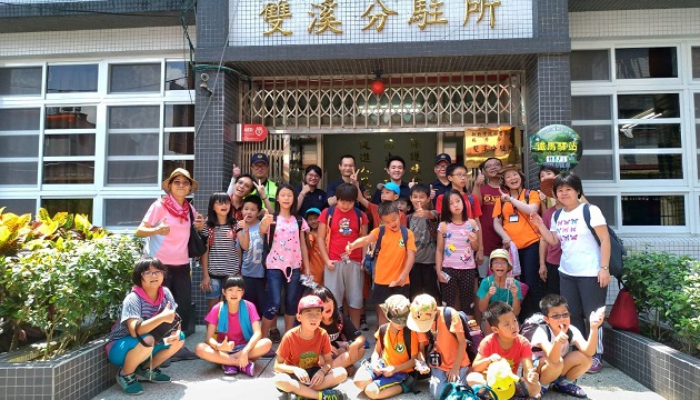 學童暑期造訪新北雙溪　警分駐所宣導教育同樂趣