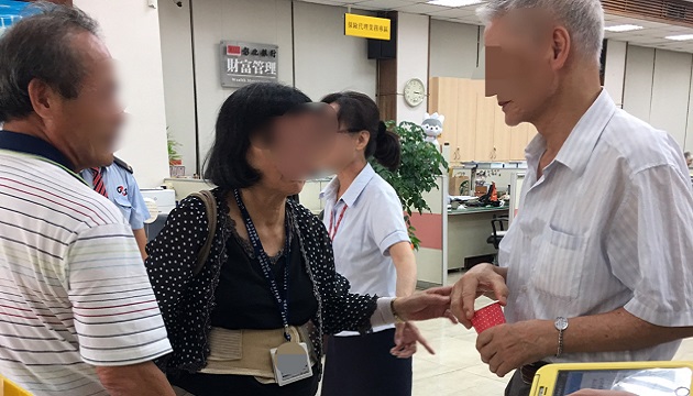 失智翁趁妻如廁走失  幸遇熱心警助其團聚返家