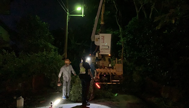 交通要道路樹倒塌，員警迅速交管、清除保平安 | 文章內置圖片