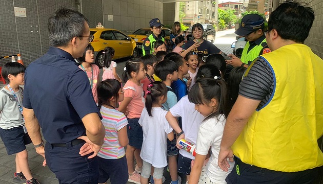 學童參訪松山警分局    互動體驗小小「波麗士」 | 文章內置圖片