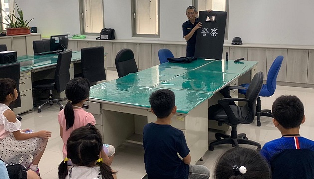 學童參訪松山警分局    互動體驗小小「波麗士」