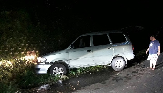 民眾深山會車不慎陷山溝 峽警雙車連線成功拖車