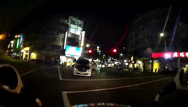 車輛拋錨卡路口，暖心警神救援