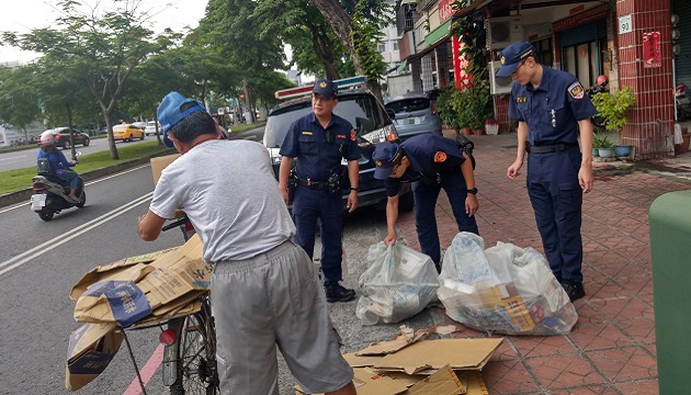 乌龙车祸？！暖警清除掉落物，护送拾荒老翁返家 | 文章内置图片