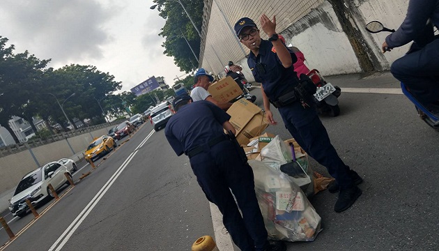 乌龙车祸？！暖警清除掉落物，护送拾荒老翁返家 | 文章内置图片