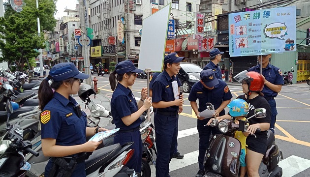 附载幼童高危险 芦洲警于市场、学校扩大宣导