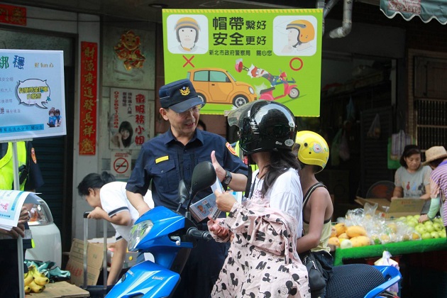 淡水分局宣导幼童乘坐机车小撇步、勿让孩童成为人肉安全气囊、头手绑稳好fun心 | 文章内置图片