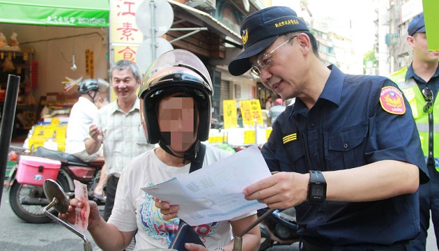 淡水分局宣導幼童乘坐機車小撇步、勿讓孩童成為人肉安全氣囊、頭手綁穩好fun心