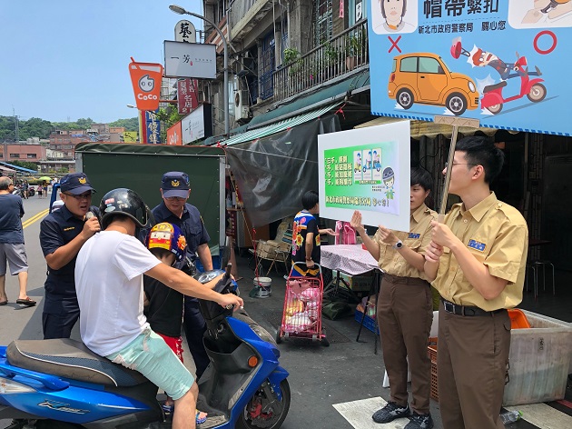 兒童搭乘機車有訣竅 瑞芳警上街宣導護平安 | 文章內置圖片