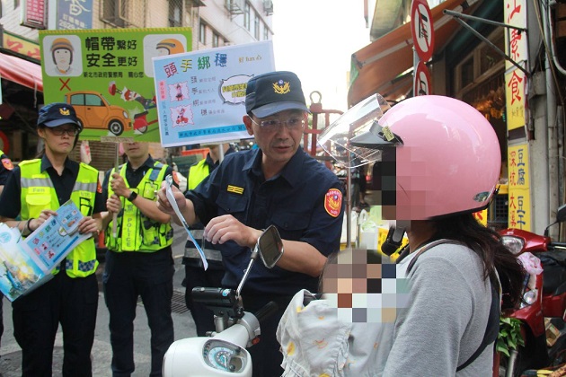 淡水分局宣导幼童乘坐机车小撇步、勿让孩童成为人肉安全气囊、头手绑稳好fun心 | 文章内置图片