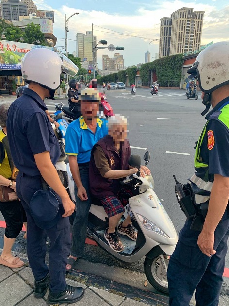 不認院長只信警察 暖警助老婦回家 | 文章內置圖片