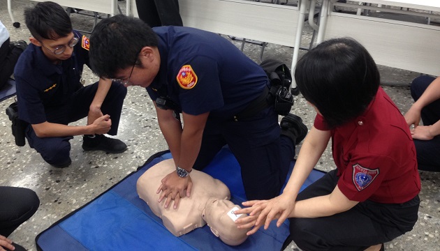 永和警分局舉辦員警急救訓練 「CPR +AED」掌握關鍵3分鐘