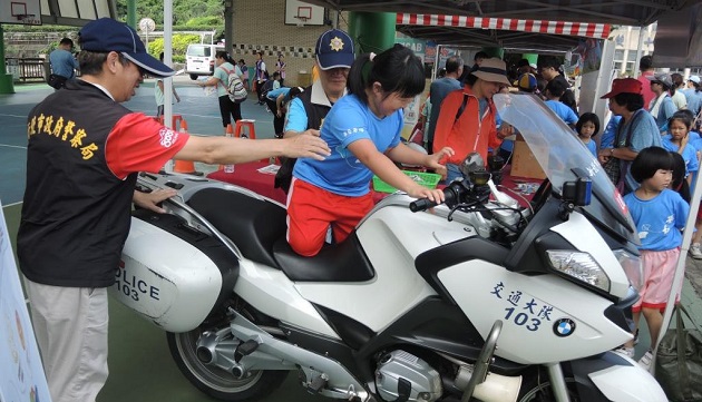 2019新北市金山甘藷節，金山警反毒、掃除毒品公害、反詐騙、兒童搭乘機車安全、不飆車、不競速、不改裝及酒駕罰很大！