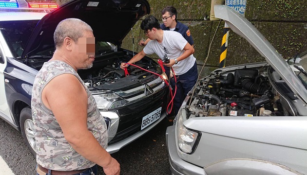 爆胎暴雨困山路 三峡警道路救援