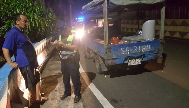 小蜜蜂夜晚拋錨身陷山區，玉警熱心協助解困境