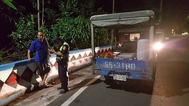 小蜜蜂夜晚拋錨身陷山區，玉警熱心協助解困境 | 文章內置圖片